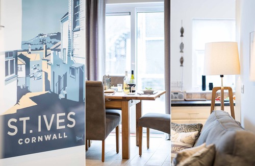 St Ives Apartment | Sea Shells – Sleeps Four – Balcony – Parking – Dog Friendly