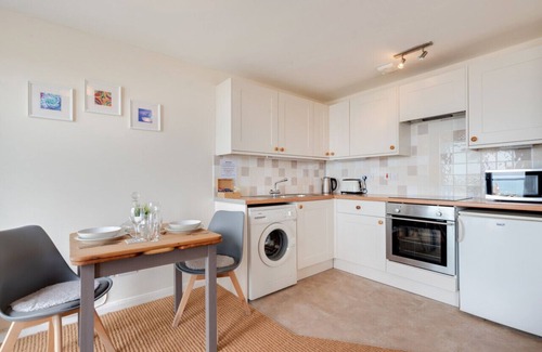 Putsborough Apartment | Sea Shore - FL 30 - One Bedroom Apartment, Sleeps 2