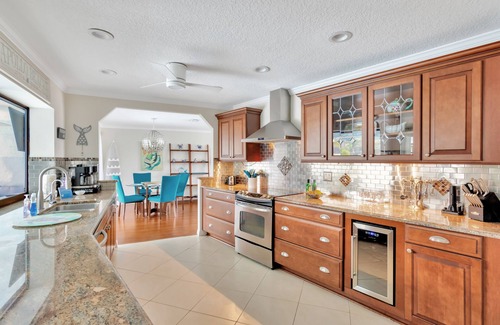 Apollo Beach House | Sea-sons Greetings!