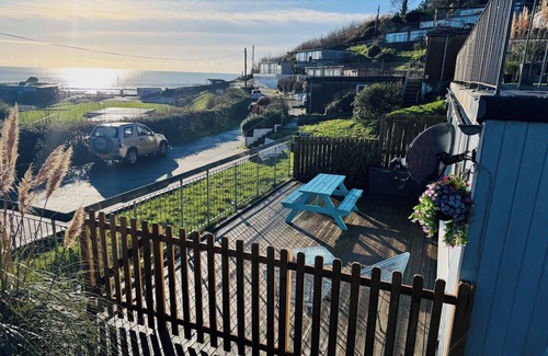 Millendreath Ski Chalet | Sea View - 1min to Beach - Dog Friendly - 4 Guests