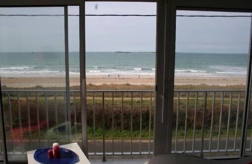 Saint-Pierre-Quiberon Apartment | Sea view apartment with direct beach access, private parking, sleeps 4