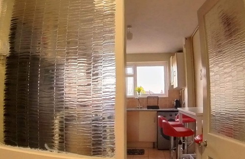 Westcliff-on-Sea Apartment | Sea View Apartment- sleeps 5 Contractors, Relocators and Staycation