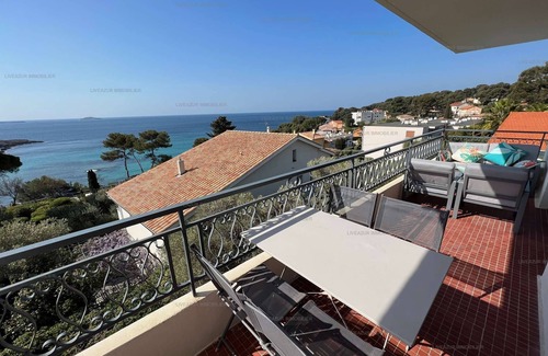 Sanary-sur-Mer Apartment | Sea view apartment with terrace facing Portissol beach for 6