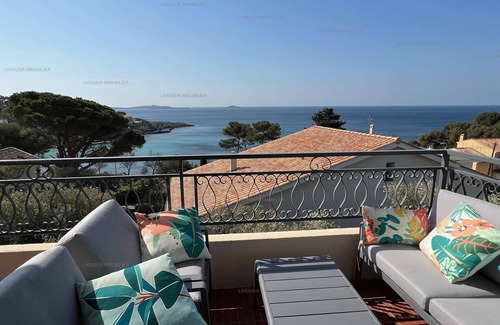 Sanary-sur-Mer Apartment | Sea view apartment with terrace facing Portissol beach for 6