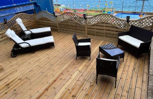 Bridlington Old Town Apartment | SEA VIEW Apartment Large Balcony Whirlpool Bath 2 Bedrooms SKY GLASS TV