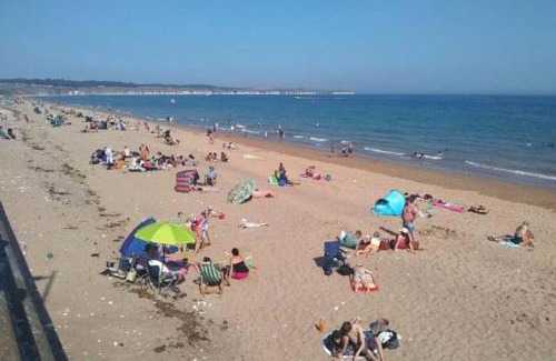 Bridlington Old Town Apartment | SEA VIEW Apartment Large Balcony Whirlpool Bath 2 Bedrooms SKY GLASS TV