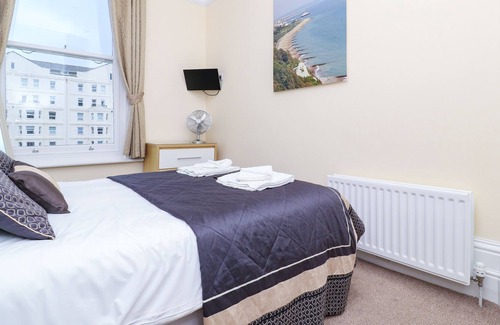 Eastbourne Seafront Apartment | Sea View Apartment next to Theatres, Tennis & Conference Centre