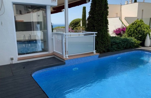 Roses Town Center Apartment | Sea view apartment with private pool