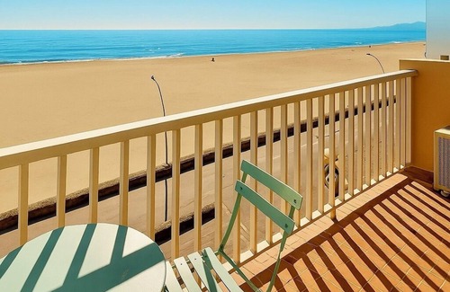 Saint-Nazaire Apartment | Sea View Escape – Top Floor, A/C, Wi-Fi, Beach
