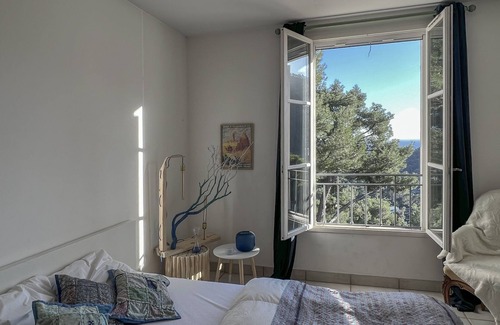 La Valette-du-Var Villa | Sea view, family bastide on the heights of Toulon