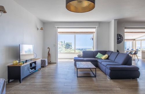 Aspremont House | Sea view in the heart of maritime pines and air-conditioned!
