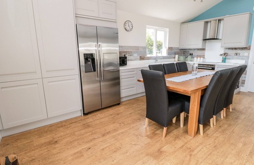 South Charlton Cottage | SEA VIEW LODGE, family friendly, with a garden in Warkworth