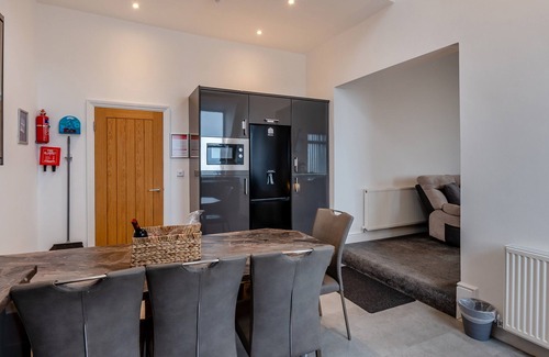 Redcar Cottage | Sea View Penthouse - Regency Mansion