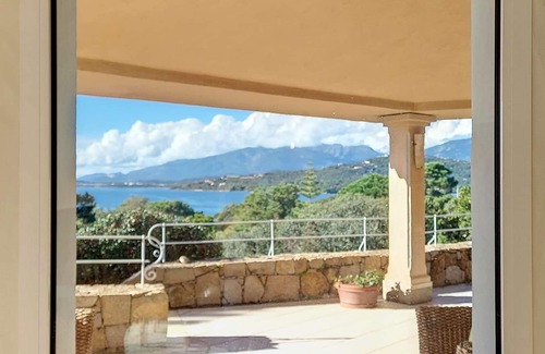 Lecci House | Sea view property in a private domain