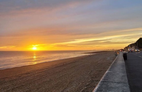Sandgate Apartment | Sea View Sandgate - 3 double bed apartment overlooking beautiful Sandgate Beach in Folkstone
