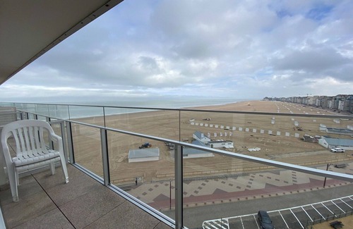 Duinbergen Apartment | Sea View Stay for 6 Guests