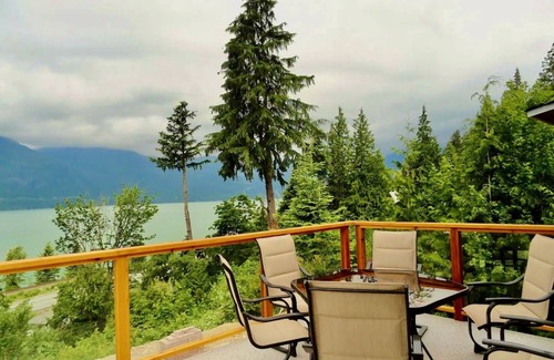 Britannia Beach Apartment | Sea-view to Die For!