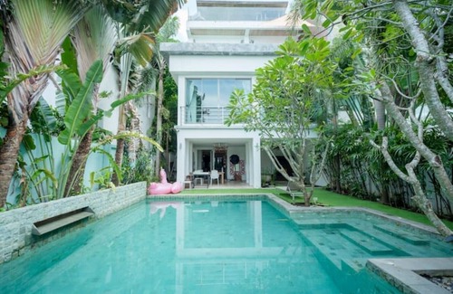 Ban Saiyuan House | Sea view villa with 2 pools, office space and roof terrace