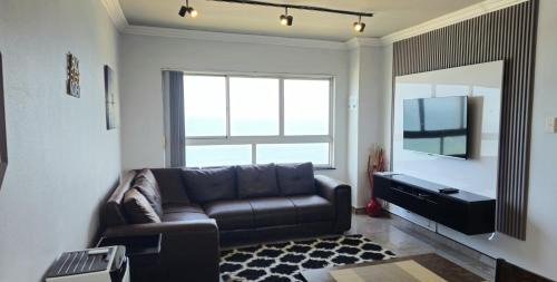Kingsborough Apartment | Sea Views at High Tide 1803