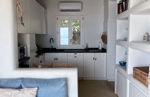 Kato Aprovatou House | Sea Views. Cycladic Calm. Villa Riza. Family and animal friendly