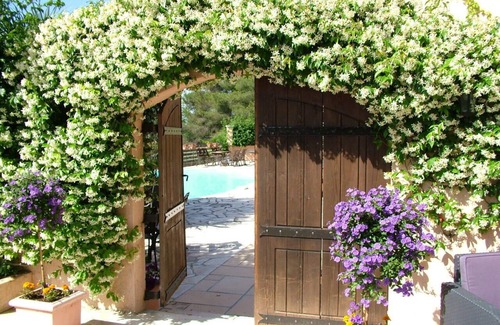 Tourrettes-sur-Loup Villa | Sea views from the pool and from every room at Villa 'Pura Vida'!