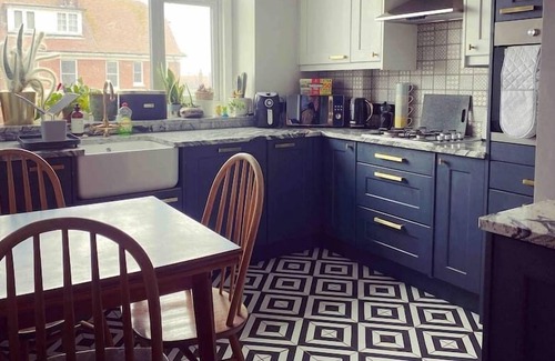 Cliftonville Condo | Sea Views in Margate