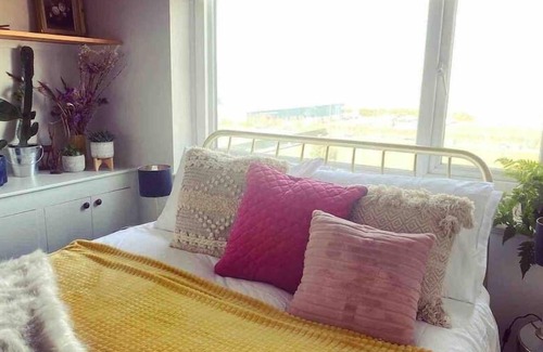 Cliftonville Condo | Sea Views in Margate