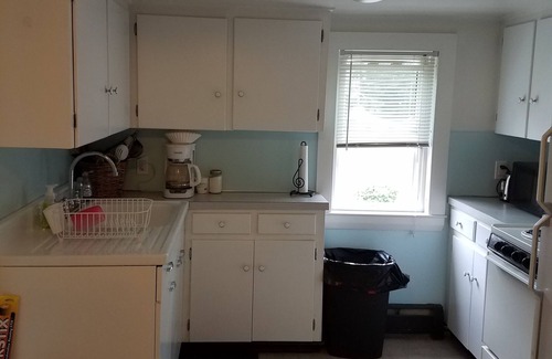 Old Orchard Beach Apartment | Seabreeze 2nd Flr Apartment, 7-10 min walk to 7 ml beach, sleeps 4 pet friendly