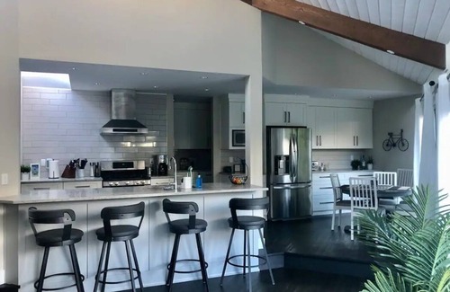 Boundary Bay House | SeaBreeze and Salty Air- Lovely Beach Getaway! NEW - Air Conditioning!