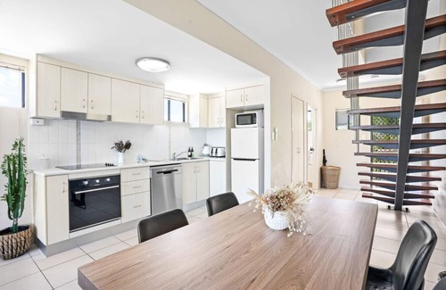 Cairns North Apartment | SeaBreeze City Loft- 2km to Centre. 4km to Airport