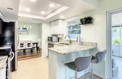Largo House | Seabreeze garden oasis, jacuzzi, golf, mins ->beaches