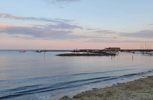 Lyme Regis House | Seabreeze- modern two bedroom house, parking, large garden, close to seafront