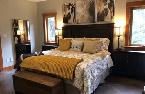 Central Saanich Other | Seabrook Farmhouse with Hot Tub & Swimming Pool, 4 min to Butchart Gardens