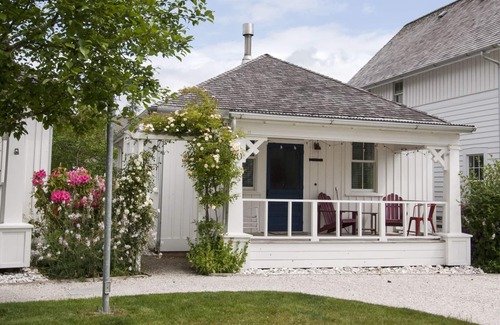 Seabrook House | Seabrook's Captain Morgan's: Dog Friendly!