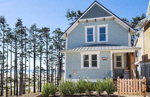 Seabrook House | Seabrook's Ocean Tails: Dog Friendly, Hot Tub!