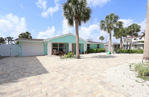 Siesta Key House | SeaClusion Pool home on a Canal