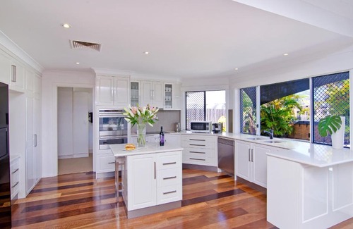 Bundall House | Seaclusion Waterfront Heated Spa and Pool