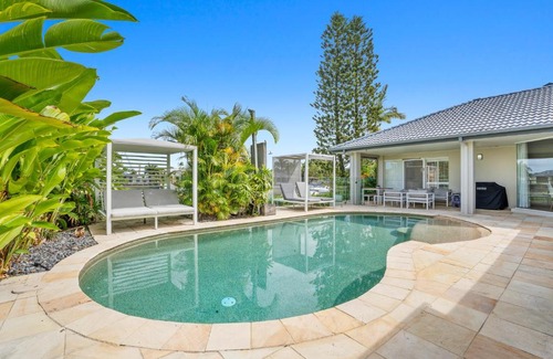 Bundall House | Seaclusion Waterfront Heated Spa and Pool