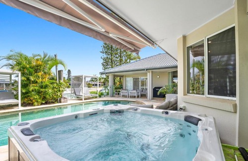 Bundall House | Seaclusion Waterfront Heated Spa and Pool