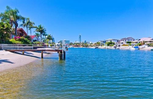 Bundall House | Seaclusion Waterfront Heated Spa and Pool