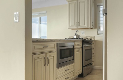 Imperial Beach Condo | Seacoast View | 2BR | Balcony | Beach Access | IB