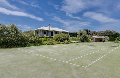 Portsea House | Seacombe swimming pool, private tennis court and a spacious garden