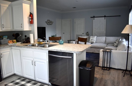 Stuart House | SEADREAM WITH LITE BREAKFAST, HOT TUBE, AND CANAL VIEW