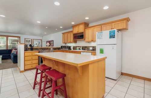 Shorepine Village House | SeaEscape: Cozy townhome, family & dog-friendly. Walk to everything