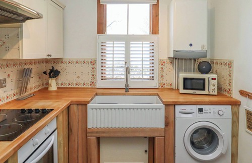 Alnmouth Cottage | SEAFIELD GRANARY, romantic, character holiday cottage in Alnmouth