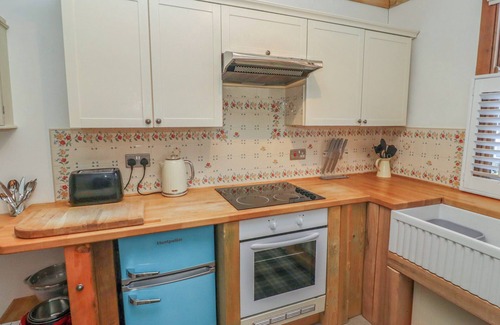 Alnmouth Cottage | SEAFIELD GRANARY, romantic, character holiday cottage in Alnmouth