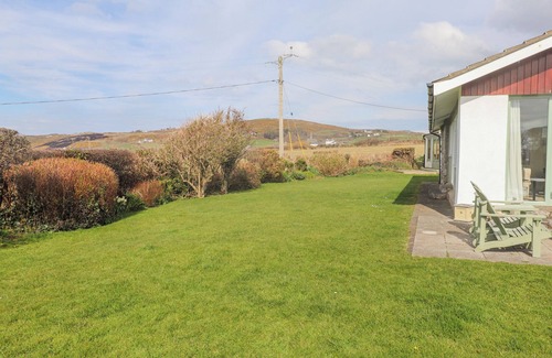 Rhydwyn Cottage | SEAFIELD, pet friendly, country holiday cottage in Cemaes Bay