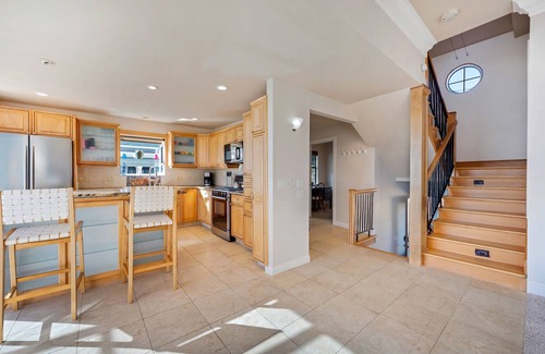 Gualala House | Seaflower Cove: Spacious 4bd waterfront retreat