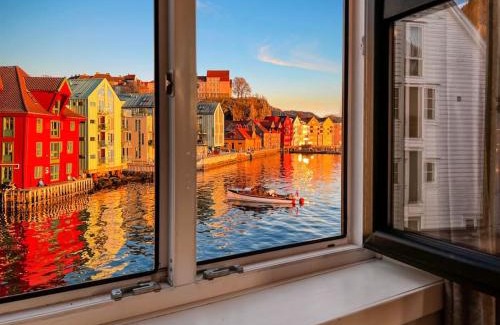 Sandviken Apartment | Seafront Apt. with Elevator and French Balcony