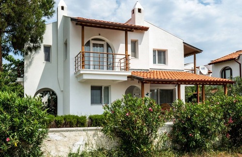 Ayvalik Apartment | Seafront Duplex Villa With Garden in Ayvalik